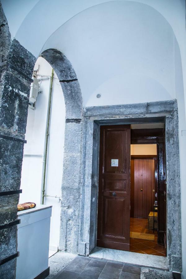 Domus Donnaregina Apartments Napoli Bagian luar foto