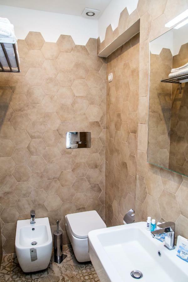 Domus Donnaregina Apartments Napoli Bagian luar foto