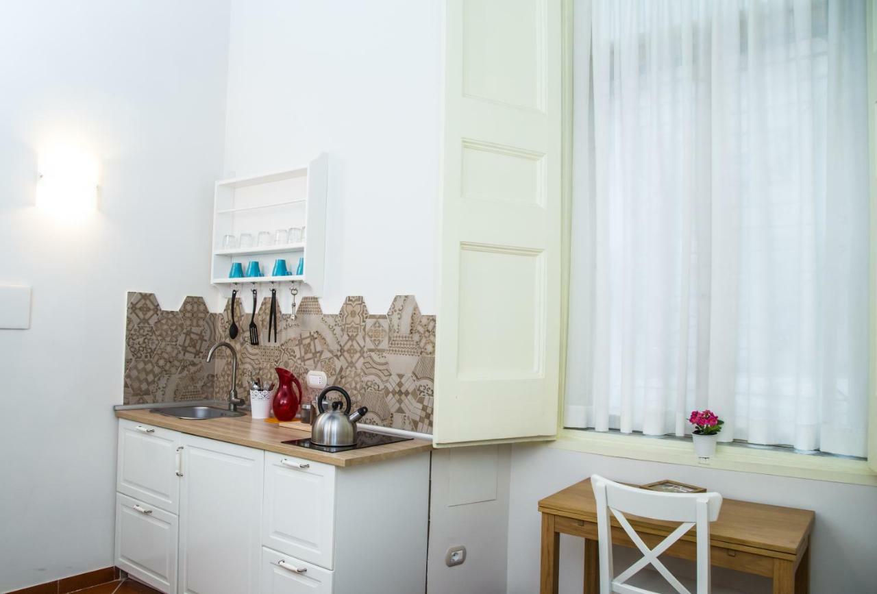 Domus Donnaregina Apartments Napoli Bagian luar foto